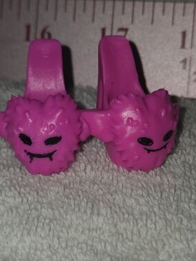 Mattel Monster High Draculaura Dead Tired Bright Pink Fuzzy Monster Ring Pair